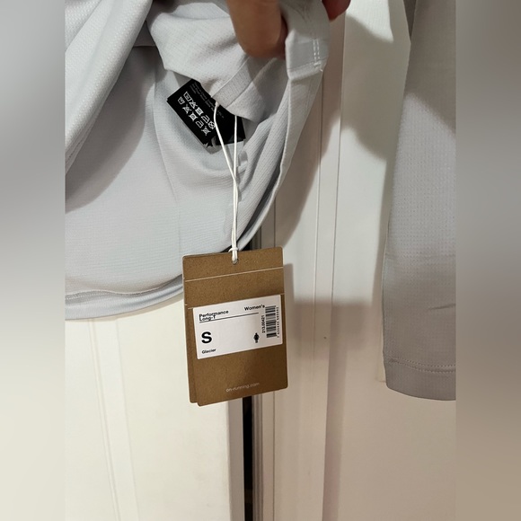 On Performance Long-T glacier women’s size small NWT - Picture 7 of 7